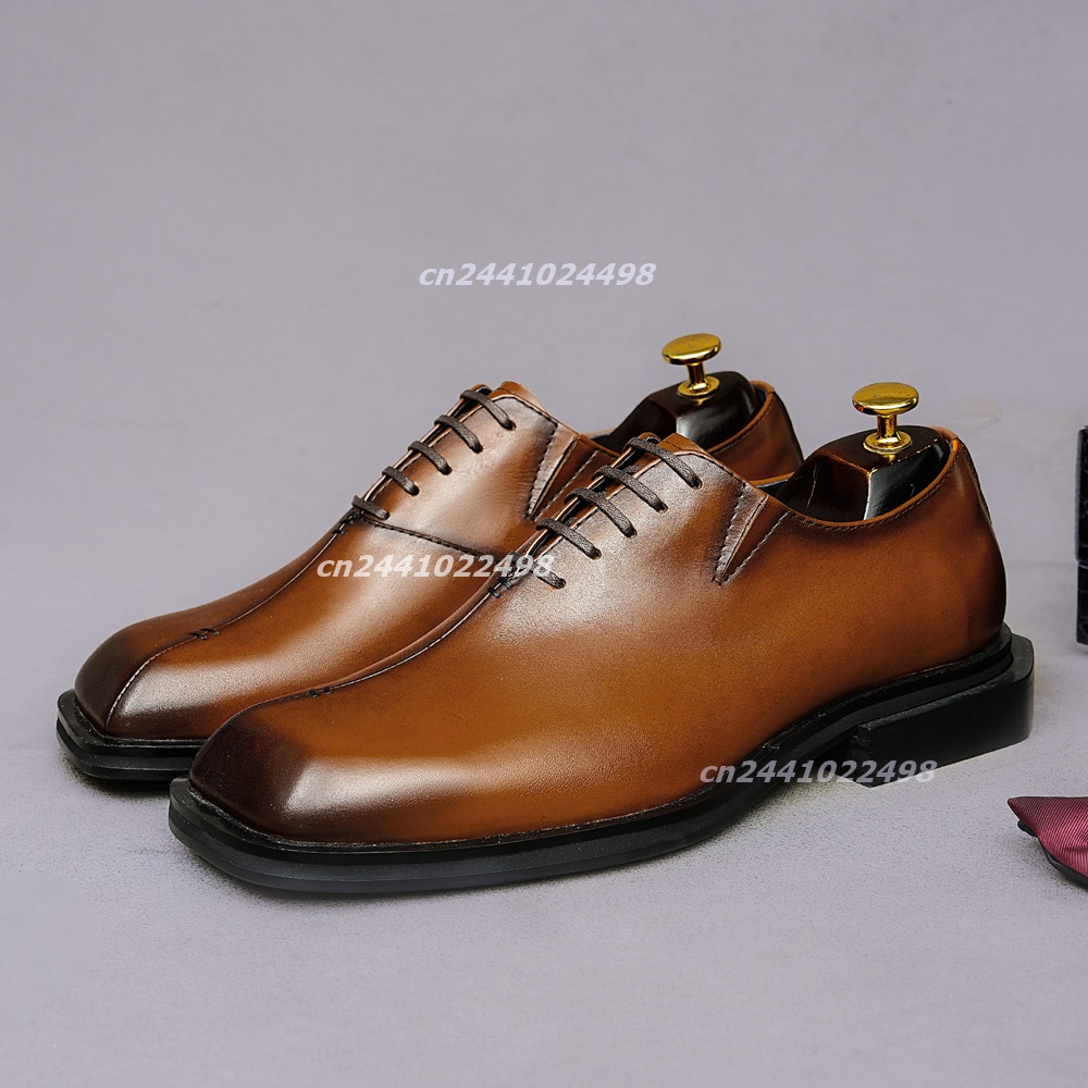 Leather Shoe Polish - メンズ用、手作りのスクエアトゥ・ブラウンレザー・オックスフォードシューズ。厚底のブロックヒールで、レースアップ式のフォーマルなドレスシューズ。磨き上げられたレザー素材を使用。